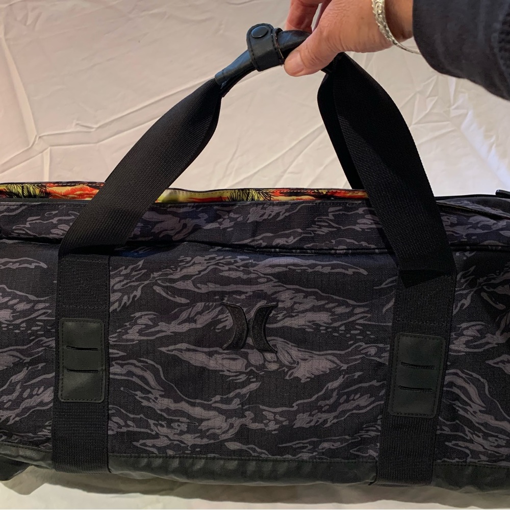 HURLEY medium duffel bag.